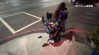 救護車左轉遭直行機車撞　車頭爛騎士擦傷
