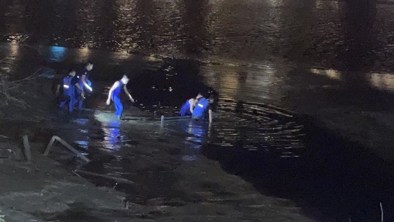 士林百齡橋下1女困沙洲…剩1顆頭浮出水面
