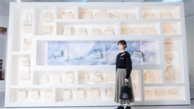 凱特王妃愛包品牌Grace Han  視皮包為藝術創作獲英國凱特（Kate）王妃青睞、發源自台灣的品牌Grace Han創辦人王思涵（Grace）視打造皮包為藝術創作，她近日以新作參加「倫敦亞洲藝術展」，同時呈現畫家母親王陳靜文的生前畫作。（Grace Han提供）中央社記者陳韻聿倫敦傳真  112年10月30日