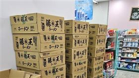 「勝王拉麵」有泡麵了！進軍超商畫面曝　饕客嗨翻：要用新台幣下架。（圖／翻攝自勝王臉書）