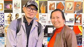 張吉安（左）在維也納宣傳《五月雪》，遇到電影「513」屠殺事件的倖存者家屬。（圖／海鵬影業提供）