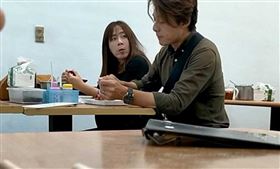 兩人並肩而坐，秦綾謙不時會專注地看著廖科溢，眼神相當有愛。（圖／讀者提供）