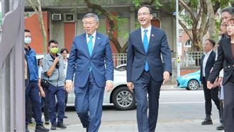 圖多／柯文哲、朱立倫穿「情侶西裝」現身