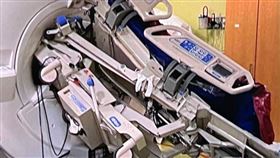 磁振造影（MRI）機器,螺絲,護理師,事故,病床,美國加利福尼亞州,加州職業安全與健康管理局,凱薩醫療機構（圖／翻攝自推特）