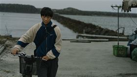 胡語恆為演出《少男少女》學騎腳踏車。（圖／華納兄弟提供）