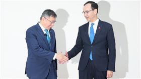 藍白政黨協商登場  朱立倫、柯文哲合影（2）國民黨主席朱立倫（右）、民眾黨主席柯文哲（左）30日上午在台北市長官邸藝文沙龍出席政黨協商會議，圖為兩人在會前握手合影。中央社記者趙世勳攝  112年10月30日