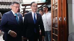 藍白政黨協商登場  朱立倫、柯文哲親自出席藍白政黨協商30日上午在台北市長官邸藝文沙龍登場，國民黨主席朱立倫（前左2）、民眾黨主席柯文哲（前左）親自出席，兩人一同步入會場。中央社記者趙世勳攝  112年10月30日