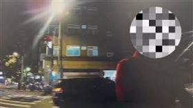 北市文山一分局員警日前巡邏時發現有騎士違規騎在人行道上，意外逮獲其同行友人竟是通緝犯。(圖／翻攝畫面)