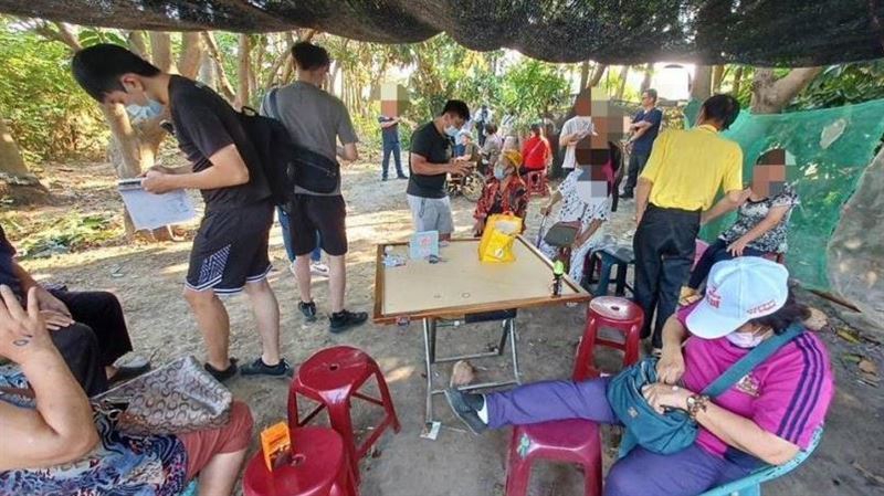 賭場藏虎頭蜂窩旁　警員逮人險遭蜂群攻擊