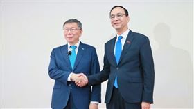 國民黨主席朱立倫、民眾黨主席柯文哲不約而同穿深藍色西裝與藍色領帶出席政黨協商會議。（圖／民眾黨提供）