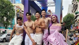 《男生男生配》戀綜成員首登台北同遊花車，波波(左一)穿上白色胸甲、(左二)冠瑜祭出冰塊腹肌、(中、右二)Gino、蘇蘇大秀人魚線，粉絲大喊吃不消了(圖／GagaOOLala提供)