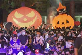 高雄萬聖節大遊行陳其邁市長與6萬民眾街上搞怪　市民直呼明年要再來（業配勿用）