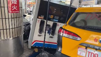 轎車衝撞加油站波及2車　1人腿部受傷送醫