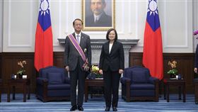 蔡英文總統今（30）日上午頒授日本台灣交流協會台北事務所泉裕泰代表「大綬景星勳章」，表彰並感謝泉代表對台日關係的卓越貢獻。(圖/總統府提供)