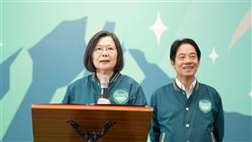 賴清德、蔡英文同框開箱全國競總（圖／賴清德競辦提供）