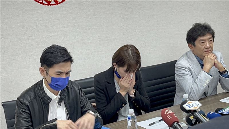 前超偶女歌手林鑫汝與男友吳宗祐捲入詐欺案，首度出面召開記者會。（圖／記者李依璇攝影）