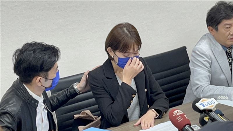 前超偶女歌手林鑫汝與男友吳宗祐捲入詐欺案，首度出面召開記者會。（圖／記者李依璇攝影）