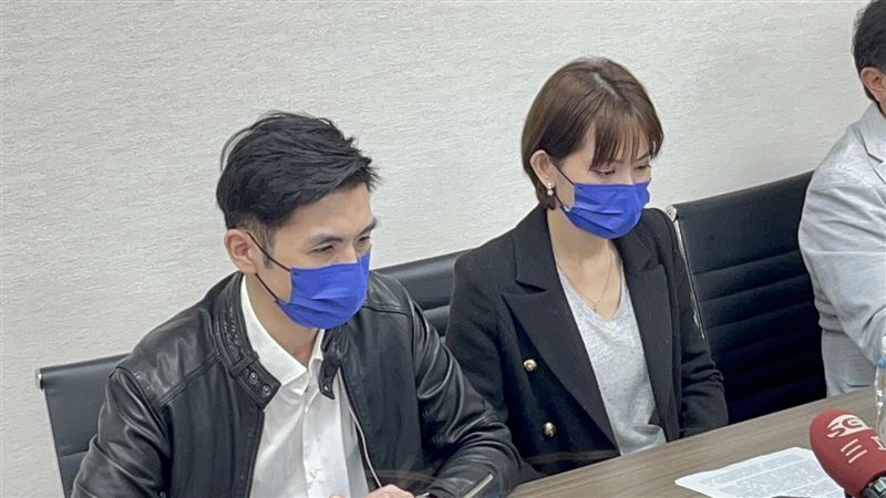 前超偶女歌手林鑫汝與男友吳宗祐捲入詐欺案，首度出面召開記者會。（圖／記者李依璇攝影）