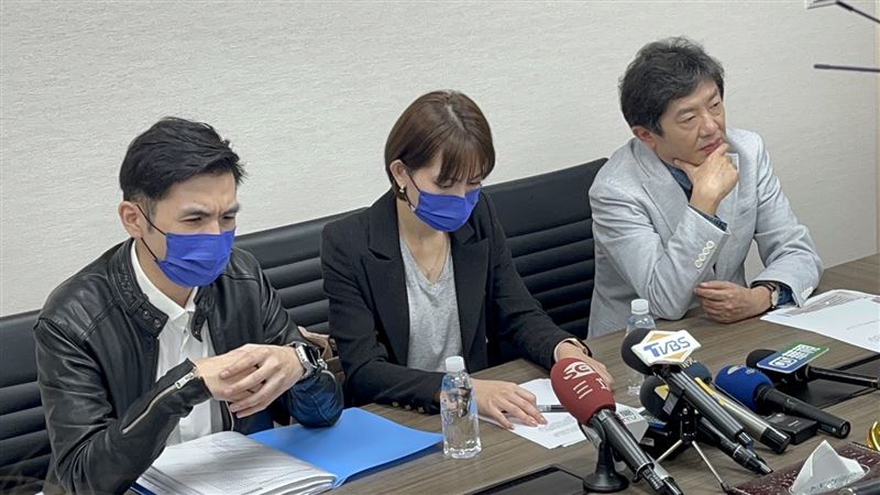 前超偶女歌手林鑫汝與男友吳宗祐捲入詐欺案，首度出面召開記者會。（圖／記者李依璇攝影）