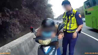阿嬤騎車闖國道被警攔爆哭　原因讓人鼻酸