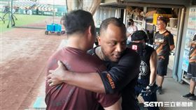 ▲克維斯要陳俊秀不要自責，賽前2人擁抱。（圖／記者俞聖律攝影）