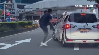 獨／車站前開打！3男車道當擂台揮拳互毆