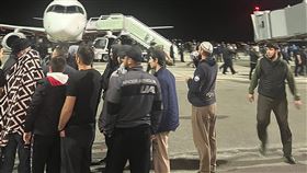 數十名示威者衝破達吉斯坦共和國首府馬哈奇卡拉機場。（圖／美聯社／達志影像）