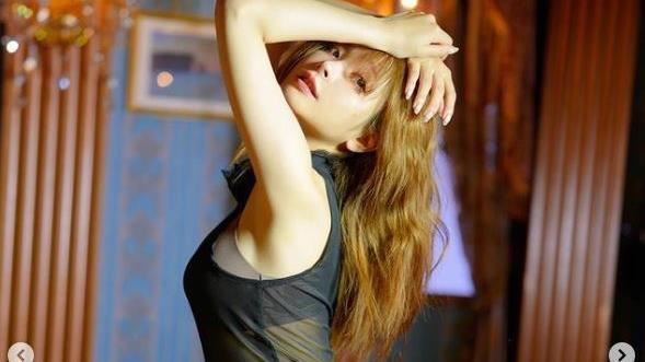 暗黑女神突曬「薄紗照」粉絲驚呼：這太辣