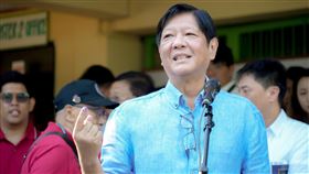 菲律賓基層地方官員選舉  小馬可仕投票菲律賓30日舉行基層地方官員選舉。總統小馬可仕投票後展示手指上的墨水。（菲律賓總統府提供）中央社記者陳妍君馬尼拉傳真  112年10月30日