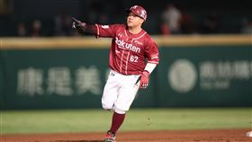 ▲嚴宏鈞3場蹲好蹲滿，還首次在季後挑戰賽開轟。（圖／樂天桃猿球團提供）