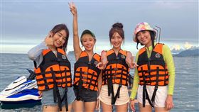 陳伊（左起）、巫苡萱、倪暄、李懿嗨玩水上鋼鐵人。