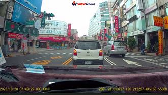 前車見圓形綠燈不敢左轉　後車駕駛不忍了