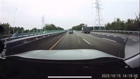 網友行經國道3號東山路段時，遭前方車輛輪胎壓到彈起的斧頭砸中。（圖／翻攝自《爆料公社》）