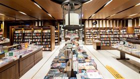 誰說誠品只能買書？每個角落都有深刻回憶　十大逛信義誠品必做的事。（圖／誠品書店 eslite bookstore）