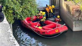 彰化老婦騎車出門後便失蹤，搜救人員於於埔鹽埤水閘門尋獲老婦遺體。（圖／翻攝畫面）