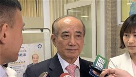 王金平：藍白一定會合外界關注藍白合進度，前立法院長王金平（中）4日說，藍白當然有必要合，且一定會合。中央社記者高華謙攝  112年10月4日