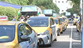 今（31）日全國汽車駕駛人權益聯盟發動百輛計程車包圍交通部抗議，翻攝自畫面