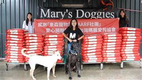 AARF社團這次特別感謝東森寵物雲大力支持捐贈購飼料給台灣瑪莉愛狗協會，進而藉由這次活動與媒體一起推廣認養流浪狗以及捐贈飼料的活動。（圖／AARF社團提供）


