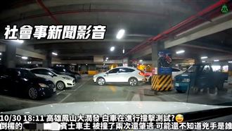 J個停車技術⋯他倒車入庫2度撞擊隔壁賓士
