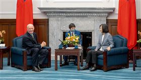 蔡英文總統今(31）日接見來訪的美國蒙大拿州州長詹福特(Greg Gianforte)。（圖／總統府提供)