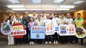 稀有寶可夢將現身台南  黃偉哲邀民眾賞燈、抓寶台南市長黃偉哲（前左5）31日宣布，Pokemon GO於2024年台灣燈會期間將舉辦全台首次「City Safari」，台南將出現稀有寶可夢，賞燈、抓寶一次擁有。（台南市政府提供）中央社記者張榮祥台南傳真  112年10月31日