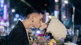 宇珊（右）曬出新婚的自助婚紗照。（圖／繁星浩月提供）