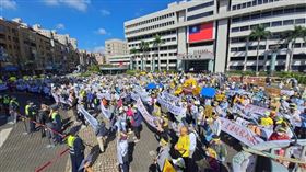 桃園航空城拆遷戶近千人市府前抗議　張善政親自到場回應訴求（名家－桃園電子報）