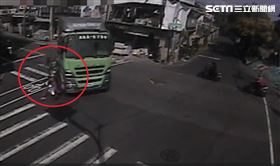 新／台中砂石車撞機車！老婦卡進車前輪亡（圖／翻攝畫面）