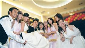 羅霈穎（左三）昔日當小彤伴娘。（圖／馬可孛羅公關提供）