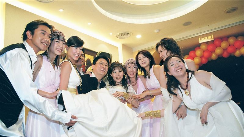 天后作家找羅霈穎當伴娘　昔日舊照出土