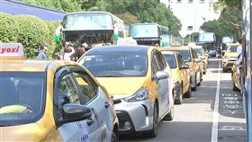 今（31）日全國汽車駕駛人權益聯盟發動百輛計程車包圍交通部抗議，翻攝自畫面