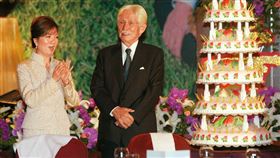 ▲辜寬敏與妻子王美琇，於1995年結婚。圖為2006年，辜寬敏在晶華酒店舉行80壽宴。（圖／中央社）