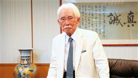 一頭白髮、上唇短髭加上白色西裝，是辜寬敏的招牌形象。（圖／鏡週刊）