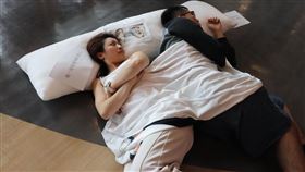 蝦皮購物「地味萬聖節」，同床異夢梗圖。（圖／品牌提供）  